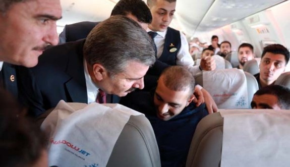 Uçakta rahatsızlanan yolcuya Sağlık Bakanı müdahalede bulundu