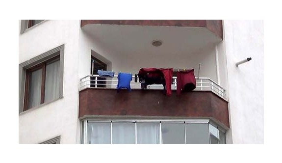 Balkona asılı çamaşırlar komşularının dikkatini çekti
