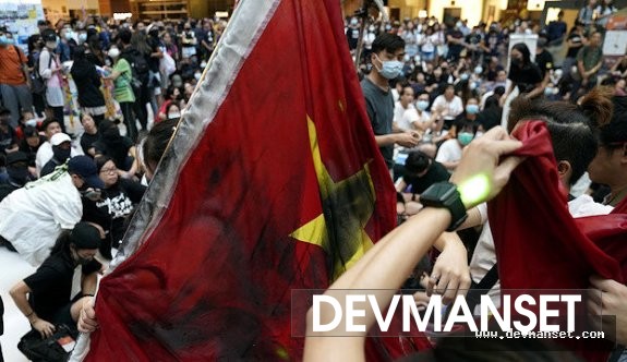 Protestocular Çin bayrağını nehre attı