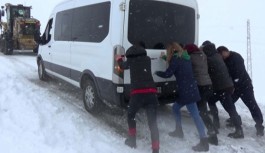 Muş ilinde karda mahsur kalmış olan öğretmenleri kurtardılar