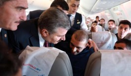 Uçakta rahatsızlanan yolcuya Sağlık Bakanı müdahalede bulundu