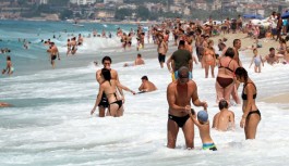 Antalya iline bayramda 400.000 kişi tatile geldi