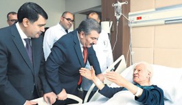Nuri Pakdil'e hastane içerisinde ziyaret gerçekleştirdi