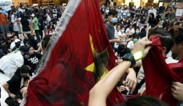 Protestocular Çin bayrağını nehre attı