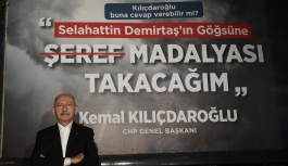 Kılıçdaroğlu'ndan bir ilk aleyhinde asılan afişin önüne gelerek fotoğraf çekildi