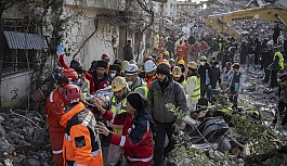 Depremin ardından 228. saatte gelen mucize haberi herkesi sevindirdi. İki çocuk bir anne sağ olarak kurtarıldı!