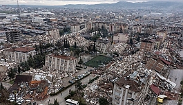 Hatay'da yaşanan depremde ağır hasarlı evlerinden eşyalarını almak isteyen 5 kişi enkaz altında kalarak hayatını kaybetti!