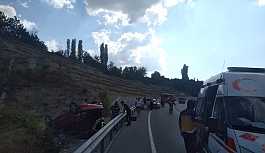Kuzey Marmara Otoyolu'nda seyir halinde ki araç sürücüsü kontrolünü kaybederek bariyerlere çarptı, 2 kişi hayatını kaybetti, 3 kişi yaralandı!