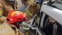 Mardin'de direksiyon hakimiyetini kaybeden araç sürücüsü tırın altına girdi, 2 kişi öldü, 1 kişi yaralandı!